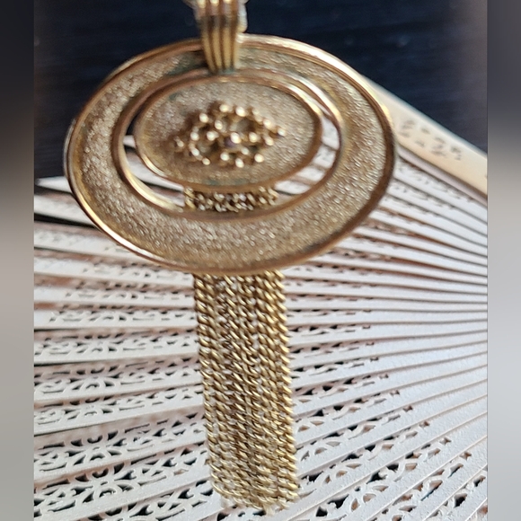 Elegant  Avon Gold Pendant Necklace - Picture 7 of 8